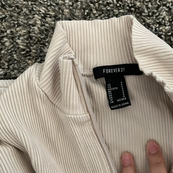 Ribbed Zipup crop top - Picture 3 of 5